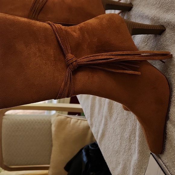 Size 7.5 brown tassel calf boots with side zipper - Picture 7 of 9